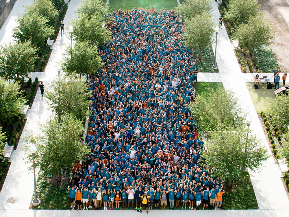 large group of student on eerc south lawn