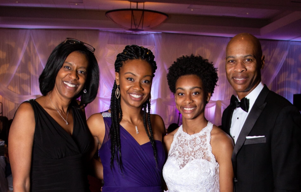 Texas ChE alumna Carmen Wright and family smiling together