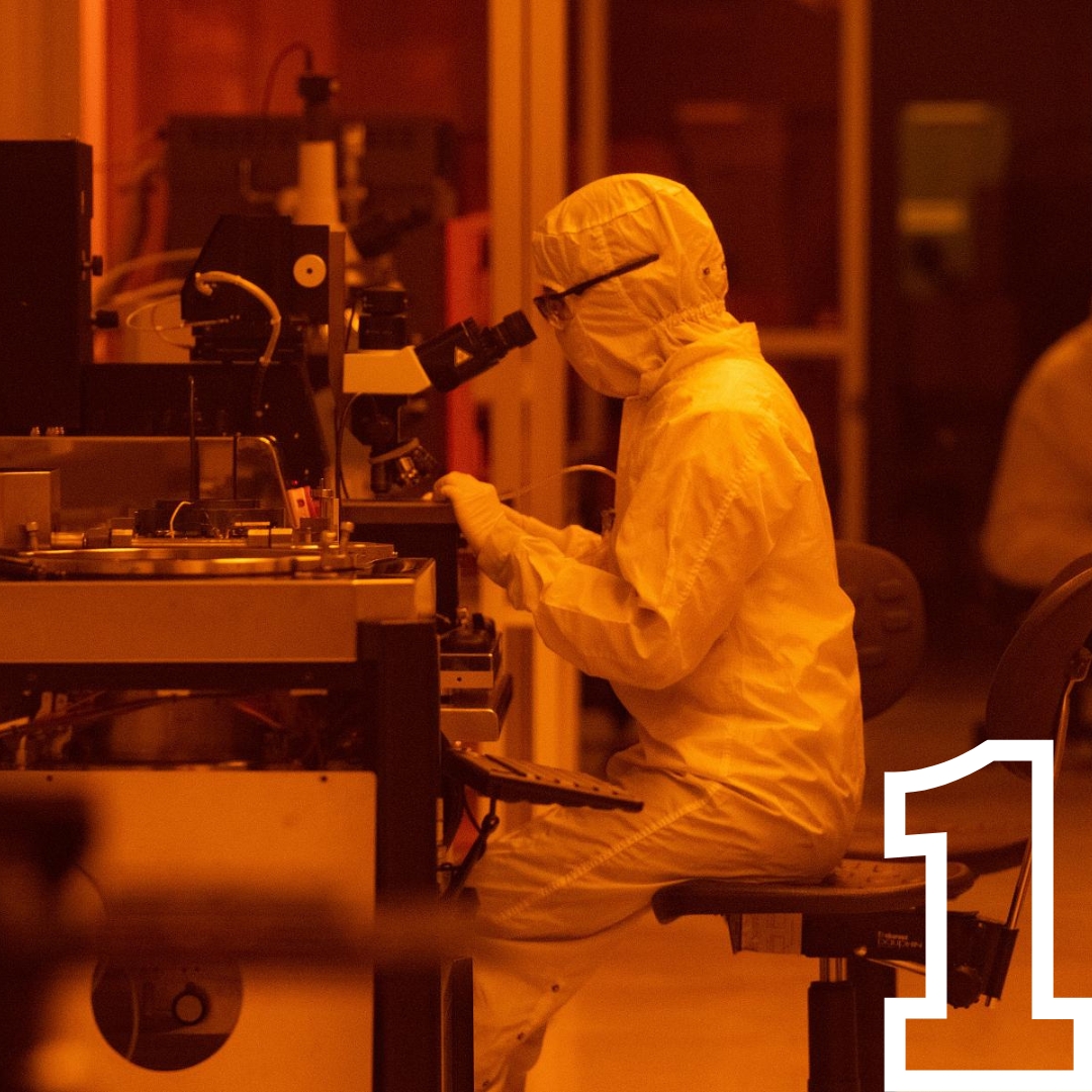 Texas Engineering researcher in wetlab