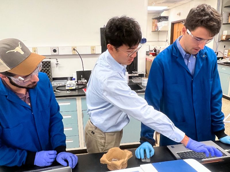 Kent Zheng works with researchers in the Crystalline Materials for Energy & Sustainability (CMES) lab.